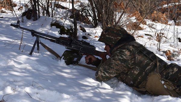 Армянские военнослужащие во время практических занятий по боевой подготовке Армянские военнослужащие во время практических занятий по боевой подготовке - Sputnik Արմենիա
