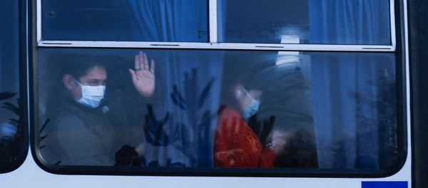 Автобус с эвакуриованными из китайского Уханя украинцами едет в санаторий для карантина (20 февраля 2020). Автобус с эвакуриованными из китайского Уханя украинцами едет в санаторий для карантина (20 февраля 2020). - Sputnik Армения
