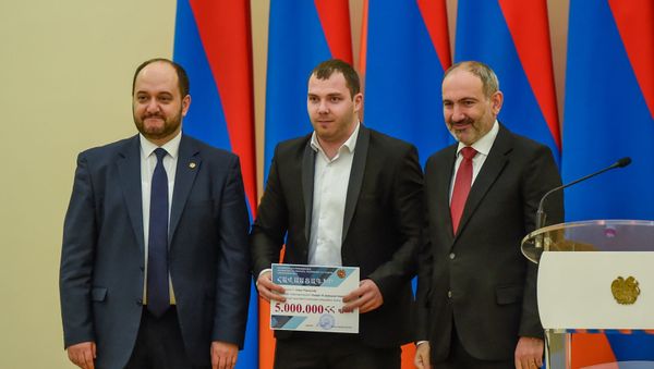 Акоб Мкртчян (в центре) на церемонии награждения лучших спортсменов 2019 года (21 февраля 2020). Еревaн Акоб Мкртчян (в центре) на церемонии награждения лучших спортсменов 2019 года (21 февраля 2020). Еревaн - Sputnik Армения
