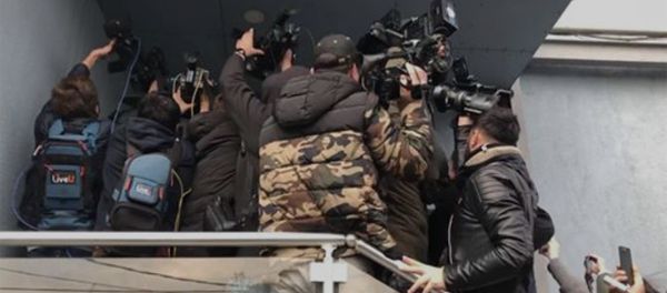 Журналисты окружили бывшего премьер-министра Грузии Вано Мерабишвили  - Sputnik Армения