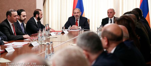 Премьер-министр Армении Никол Пашинян и президент Карабаха Бако Саакян на заседании совета безопасности Армении и Карабаха (22 февраля 2020). Степанакерт Премьер-министр Армении Никол Пашинян и президент Карабаха Бако Саакян на заседании совета безопасности Армении и Карабаха (22 февраля 2020). Степанакерт - Sputnik Արմենիա