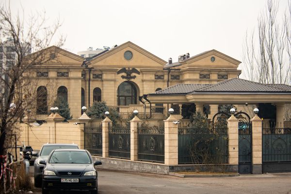 Гонка домов Абрамяна и Хачатряна: чей особняк у парка Победы в Ереване незаконнее - Sputnik Армения