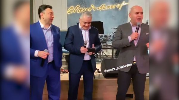 Армяне джан, пируем! Шармазанов, Ашотян, Саакян поют, Арпине Ованнисян танцует - видео Армяне джан, пируем! Шармазанов, Ашотян, Саакян поют, Арпине Ованнисян танцует - видео - Sputnik Армения