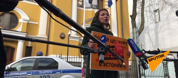 Долой цензуру. Черышева и Вышинский вышли на пикет к посольству Эстонии в Москве - Sputnik Արմենիա