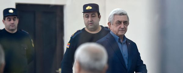 Третий президент Серж Саргсян перед началом здания суда по дизельному делу (25 февраля 2020). Еревaн - Sputnik Армения