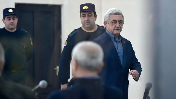 Третий президент Серж Саргсян перед началом здания суда по дизельному делу (25 февраля 2020). Еревaн - Sputnik Армения
