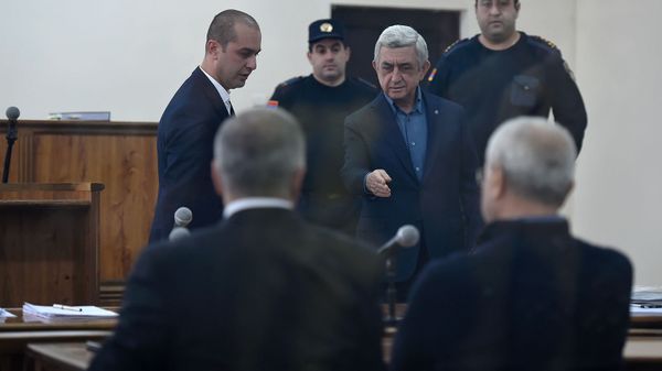 Третий президент Серж Саргсян перед началом заседания суда по дизельному делу (25 февраля 2020). Еревaн - Sputnik Армения