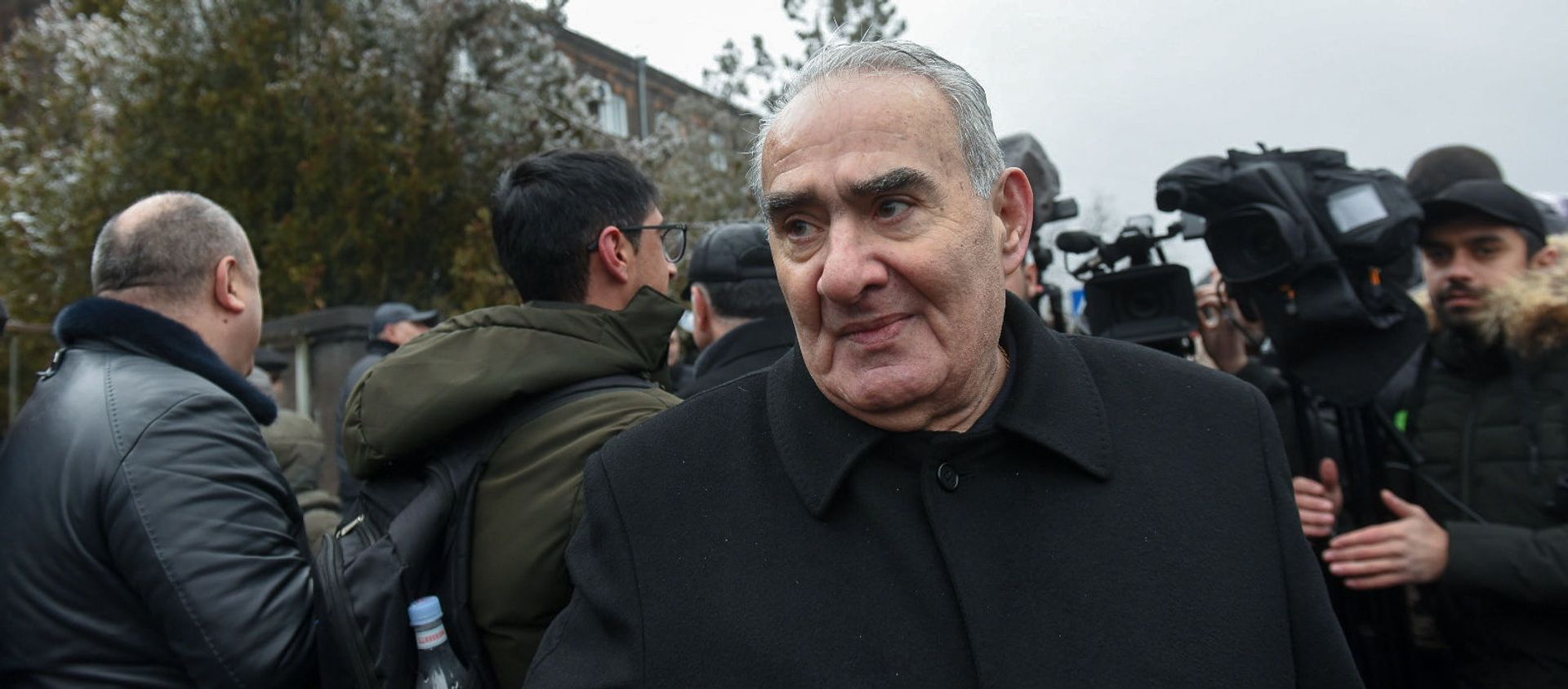Галуст Саакян перед зданием суда, где проходит заседание по дизельному делу (25 февраля 2020). Еревaн - Sputnik Армения, 1920, 25.03.2021