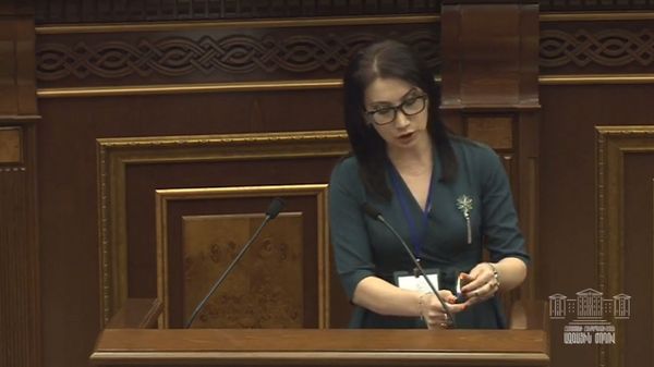 В парламенте Армении воскурили ладан — дабы очистить трибуну от нечисти трансгендера  - Sputnik Армения
