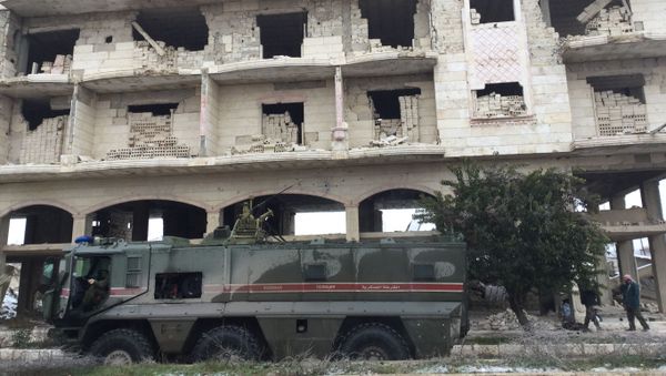  Патруль российской военной полиции в районе освобожденного от боевиков города Маарет-Нууман в провинции Идлиб (13 февраля 2020). - Sputnik Армения