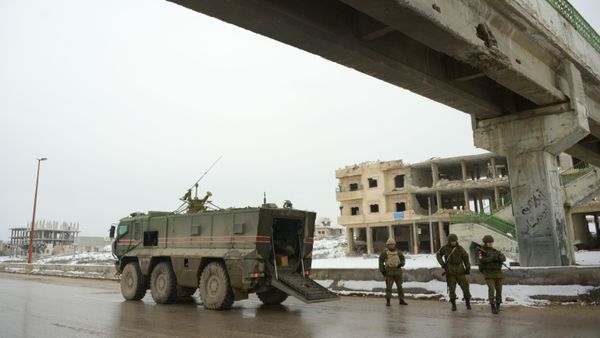 Патруль российской военной полиции в районе освобожденного от боевиков города Маарет-Нууман в провинции Идлиб (12 февраля 2020). - Sputnik Армения