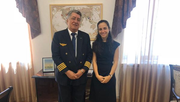 Начальник Управления летной деятельности Комитета гражданской авиации Армении Григор Айрапетян (слева) и глава Комитета гражданской авиации Татевик Ревазян - Sputnik Армения