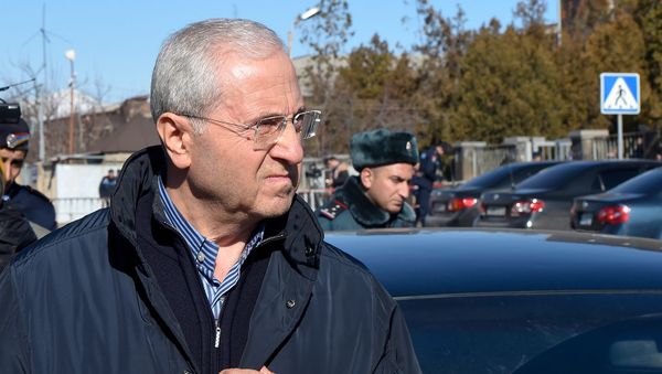 Серго Карапетян покидает здание суда по окончанию судебного заседания по дизельному делу (26 февраля 2020). Еревaн - Sputnik Армения