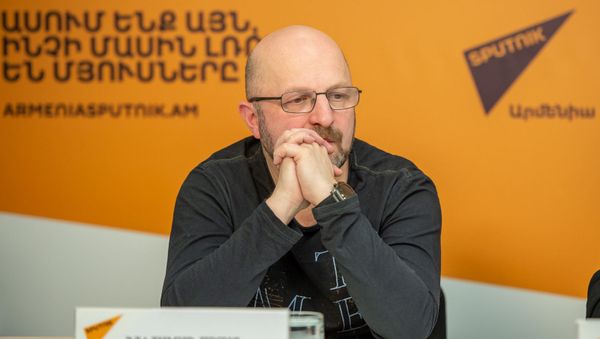 Фотограф Владимир Песня на учебном модуле SputnikPro в мультимедийном пресс-центре Sputnik Армения (27 февраля 2020). Еревaн - Sputnik Армения