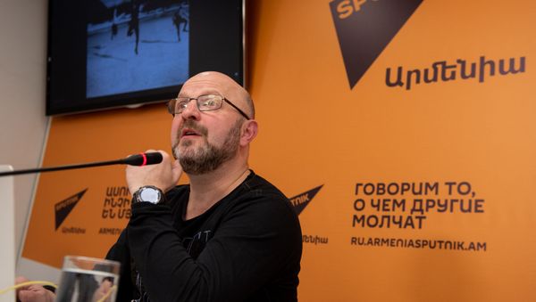 Фотограф Владимир Песня на учебном модуле SputnikPro в мультимедийном пресс-центре Sputnik Армения (27 февраля 2020). Еревaн - Sputnik Армения