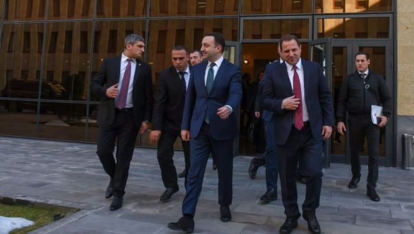 Министры обороны Армении и Грузии Давид Тоноян и Ираклий Гарибашвили после совместной пресс-конференции (27 февраля 2020). Еревaн - Sputnik Армения