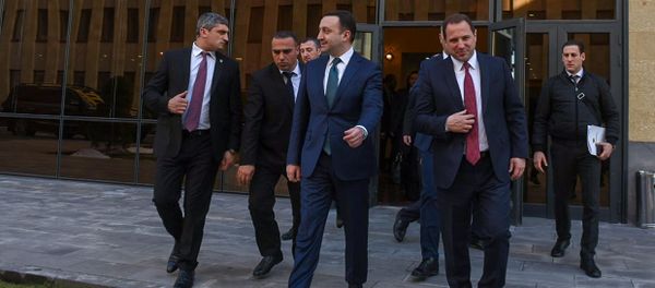 Министры обороны Армении и Грузии Давид Тоноян и Ираклий Гарибашвили после совместной пресс-конференции (27 февраля 2020). Еревaн - Sputnik Армения