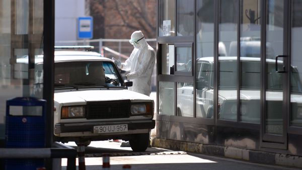 Проверка водителя тепловизором на наличие температуры на пограничном пункте Грузии и Азербайджана - Sputnik Армения