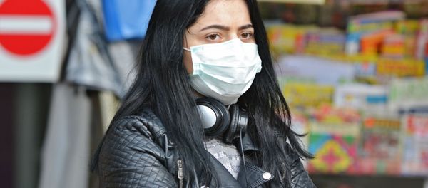 Женщина на улице в медицинской маске в связи с угрозой коронавируса в Грузии - Sputnik Արմենիա