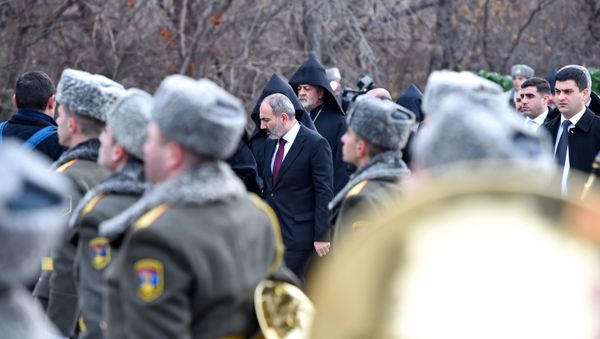 Премьер-министр Никол Пашинян в Цицернакаберде на церемонии почитания памяти жертв в Сумгаите (28 февраля 2020). Еревaн Премьер-министр Никол Пашинян в Цицернакаберде на церемонии почитания памяти жертв в Сумгаите (28 февраля 2020). Еревaн - Sputnik Армения