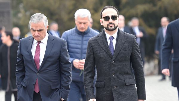 Вице-премьеры Мгер Грирорян и  Тигран Авинян в Цицернакаберде на церемонии почитания памяти жертв в Сумгаите (28 февраля 2020). Еревaн - Sputnik Армения