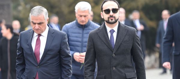 Вице-премьеры Мгер Грирорян и Тигран Авинян в Цицернакаберде на церемонии почитания памяти жертв в Сумгаите (28 февраля 2020). Еревaн Вице-премьеры Мгер Грирорян и Тигран Авинян в Цицернакаберде на церемонии почитания памяти жертв в Сумгаите (28 февраля 2020). Еревaн - Sputnik Армения