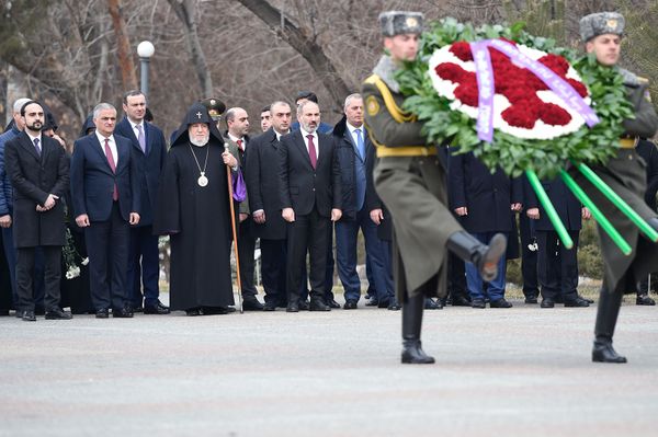 Пашинян почтил память жертв Сумгаитских погромов Пашинян почтил память жертв Сумгаитских погромов - Sputnik Армения