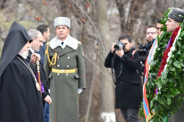Пашинян почтил память жертв Сумгаитских погромов Пашинян почтил память жертв Сумгаитских погромов - Sputnik Армения