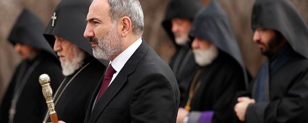 Премьер-министр Никол Пашинян и католикос Гарегин II в Цицернакаберде на церемонии почитания памяти жертв в Сумгаите (28 февраля 2020). Еревaн - Sputnik Արմենիա