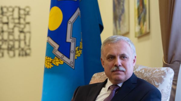 Генеральный секретарь ОДКБ Станислав Зась на встрече с министром иностранных дел Армении Зограбом Мнацаканяном (28 февраля 2020). Еревaн - Sputnik Армения