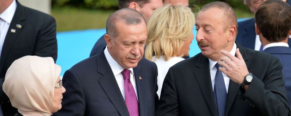 Президент Турции Реджеп Тайип Эрдоган и президент Азербайджана Ильхам Алиев (справа) на саммите НАТО в Брюсселе (11 июля 2018). - Sputnik Армения
