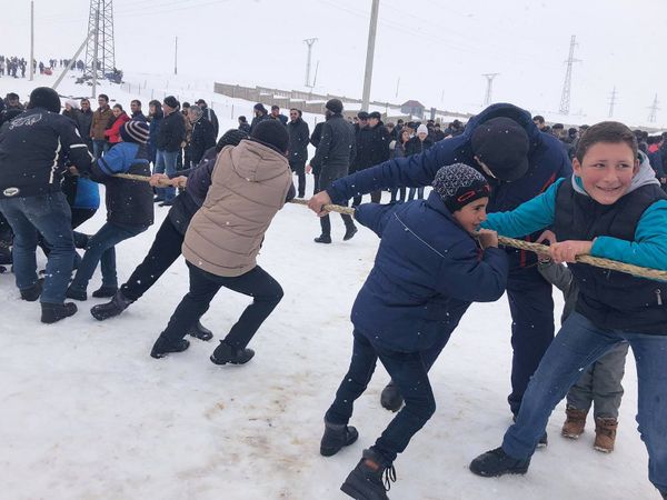 На то мы и армяне, чтобы отличаться! В Шираке попрощались с зимой назло коронавирусу - Sputnik Армения