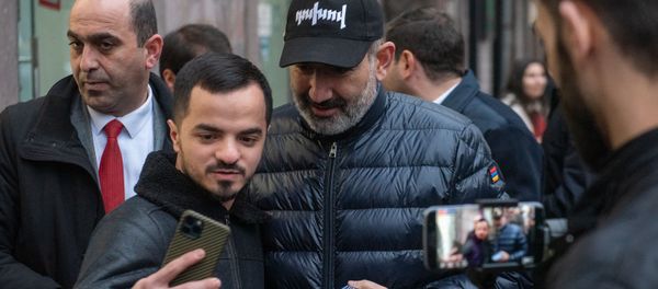 Премьер-министр Никол Пашинян раздает агитационные буклеты на проспекте Маштоца (29 февраля 2020). Еревaн Премьер-министр Никол Пашинян раздает агитационные буклеты на проспекте Маштоца (29 февраля 2020). Еревaн - Sputnik Армения