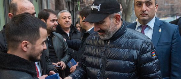 Премьер-министр Никол Пашинян раздает агитационные буклеты на проспекте Маштоца (29 февраля 2020). Еревaн Премьер-министр Никол Пашинян раздает агитационные буклеты на проспекте Маштоца (29 февраля 2020). Еревaн - Sputnik Армения