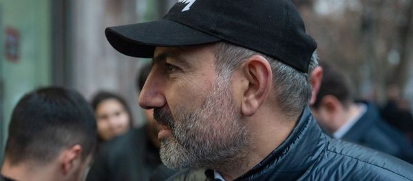  Премьер-министр Никол Пашинян раздает агитационные буклеты на проспекте Маштоца (29 февраля 2020). Еревaн - Sputnik Արմենիա
