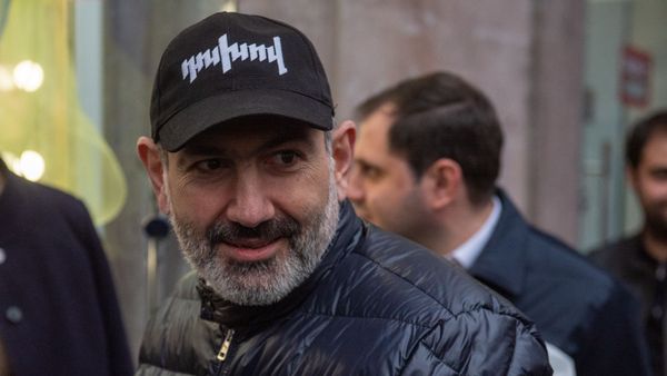  Премьер-министр Никол Пашинян раздает агитационные буклеты на проспекте Маштоца (29 февраля 2020). Еревaн - Sputnik Армения
