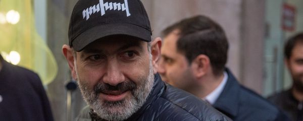 Премьер-министр Никол Пашинян раздает агитационные буклеты на проспекте Маштоца (29 февраля 2020). Еревaн Премьер-министр Никол Пашинян раздает агитационные буклеты на проспекте Маштоца (29 февраля 2020). Еревaн - Sputnik Армения