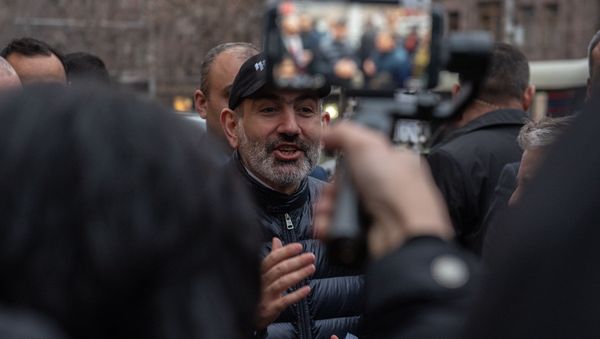  Премьер-министр Никол Пашинян раздает агитационные буклеты на проспекте Маштоца (29 февраля 2020). Еревaн - Sputnik Армения
