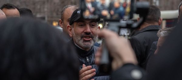  Премьер-министр Никол Пашинян раздает агитационные буклеты на проспекте Маштоца (29 февраля 2020). Еревaн - Sputnik Արմենիա