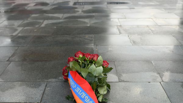 Скорбный венок от имени президента Армена Саркисяна в память жертвам 1 марта 2008 года (1 марта 2020). Еревaн - Sputnik Армения