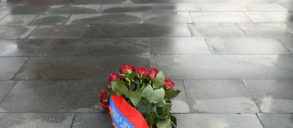 Скорбный венок от имени президента Армена Саркисяна в память жертвам 1 марта 2008 года (1 марта 2020). Еревaн - Sputnik Արմենիա