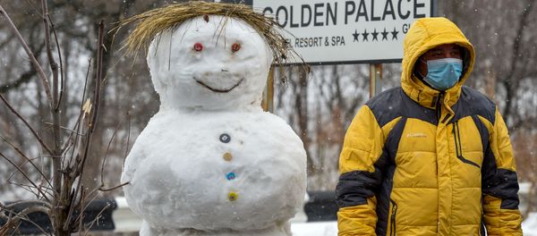 Мужчина на закрытом перекрестке, ведущим к отелю Golden Palace (1 марта 2020). Цахкадзор Мужчина на закрытом перекрестке, ведущим к отелю Golden Palace (1 марта 2020). Цахкадзор - Sputnik Армения