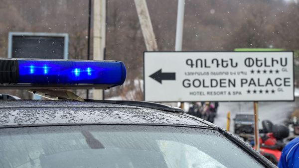 Полицейский автомобиль на закрытом перекрестке, ведущим к отелю Golden Palace (1 марта 2020). Цахкадзор - Sputnik Արմենիա