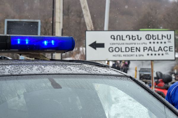 Полицейский автомобиль на закрытом перекрестке, ведущим к отелю Golden Palace (1 марта 2020). Цахкадзор - Sputnik Армения