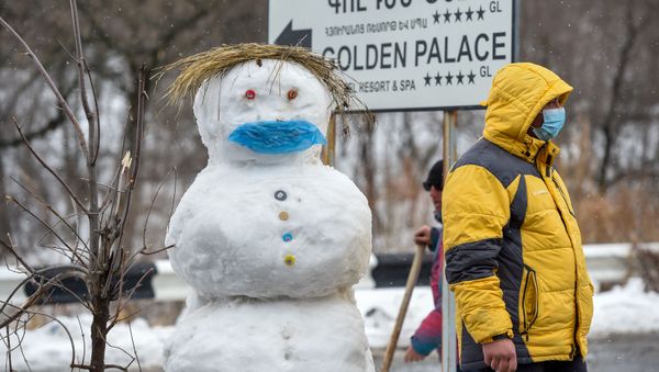 Мужчина на закрытом перекрестке, ведущим к отелю Golden Palace (1 марта 2020). Цахкадзор Мужчина на закрытом перекрестке, ведущим к отелю Golden Palace (1 марта 2020). Цахкадзор - Sputnik Армения
