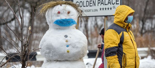 Мужчина на закрытом перекрестке, ведущим к отелю Golden Palace (1 марта 2020). Цахкадзор - Sputnik Армения