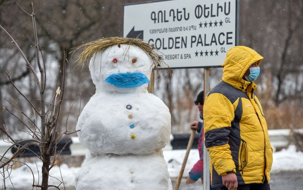 Мужчина на закрытом перекрестке, ведущим к отелю Golden Palace (1 марта 2020). Цахкадзор - Sputnik Армения
