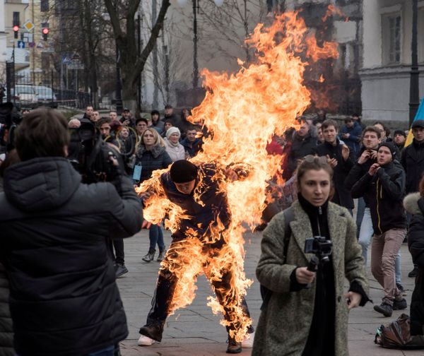 Во время акции протеста под стенами Офиса президента Украины против медицинской реформы мужчина сам себя поджег. Погасить горящую одежду сразу же бросились участники митинга Во время акции протеста под стенами Офиса президента Украины против медицинской реформы мужчина сам себя поджег. Погасить горящую одежду сразу же бросились участники митинга - Sputnik Армения