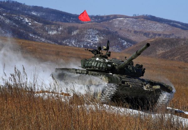 Танк Т-72 на дистанции танкового биатлона в рамках первого этапа конкурса АрМИ-2020 на полигоне Сергеевский в Приморском крае Танк Т-72 на дистанции танкового биатлона в рамках первого этапа конкурса АрМИ-2020 на полигоне Сергеевский в Приморском крае - Sputnik Армения
