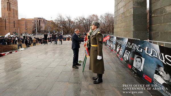 Премьер-министр Никол Пашинян с семьей почтил память жертв 1 марта 2008 года (1 марта 2020). Еревaн - Sputnik Արմենիա